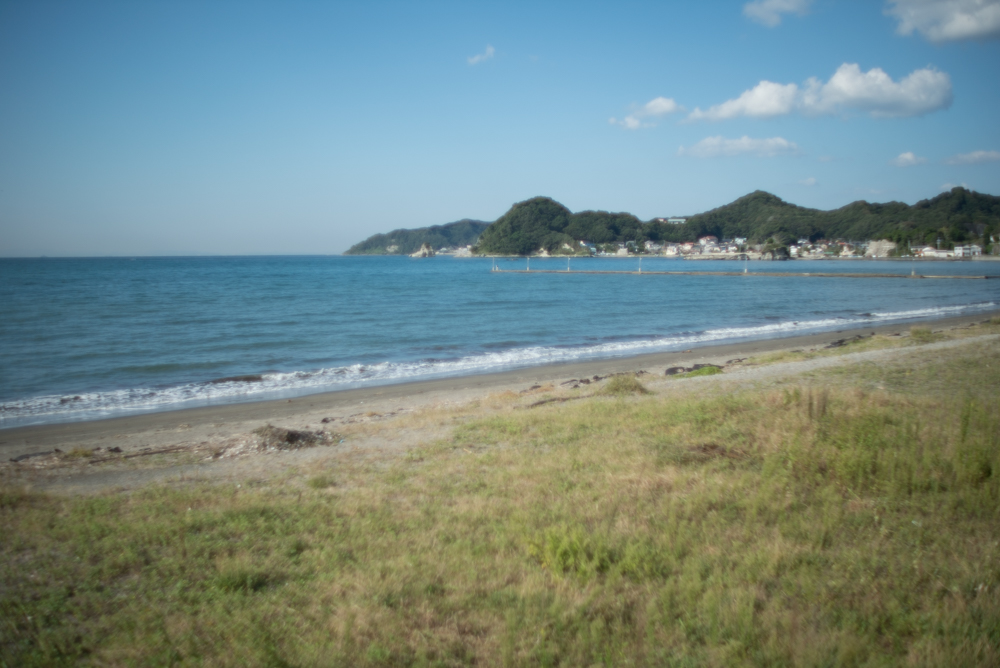 α7II + Kistar 35mm F1.4 絞り優先AE F1.4 1/8000秒 +0.7EV ISO100 AWB RAW 開放で無限遠にピントを合わせる。夢の中にいるようなやわらかい描写が特長的だ。