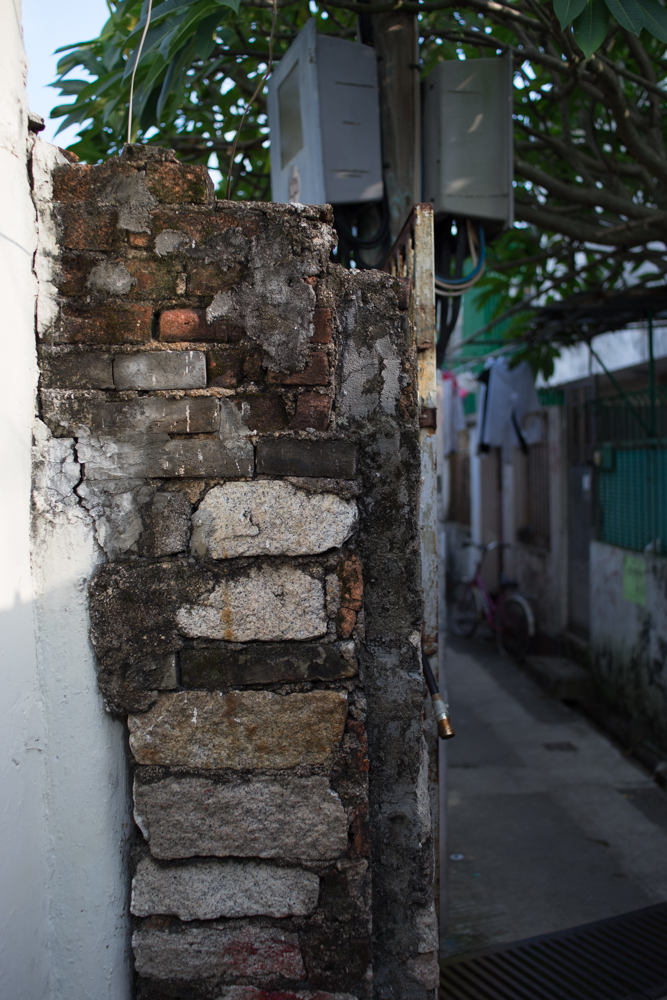 α7II + Kistar 35mm F1.4　絞り優先AE　F2.8　1/500秒　-0.7EV　ISO100　AWB　RAW　鯉魚門の漁村でレンガ塀を見つけた。2段絞ってシャープに、そして緻密に捉える。開放とのギャップに驚かされる。