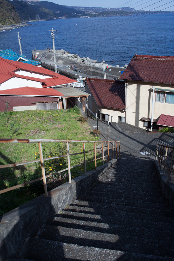 α7II + Kistar 35mm F1.4　絞り優先AE　F5.6　1/640秒　ISO100　AWB　RAW　絞ると堅実でシャープな写りになる。階段に落ちる影を見ると、いかにシャドウの締まりが良いか実感できる。