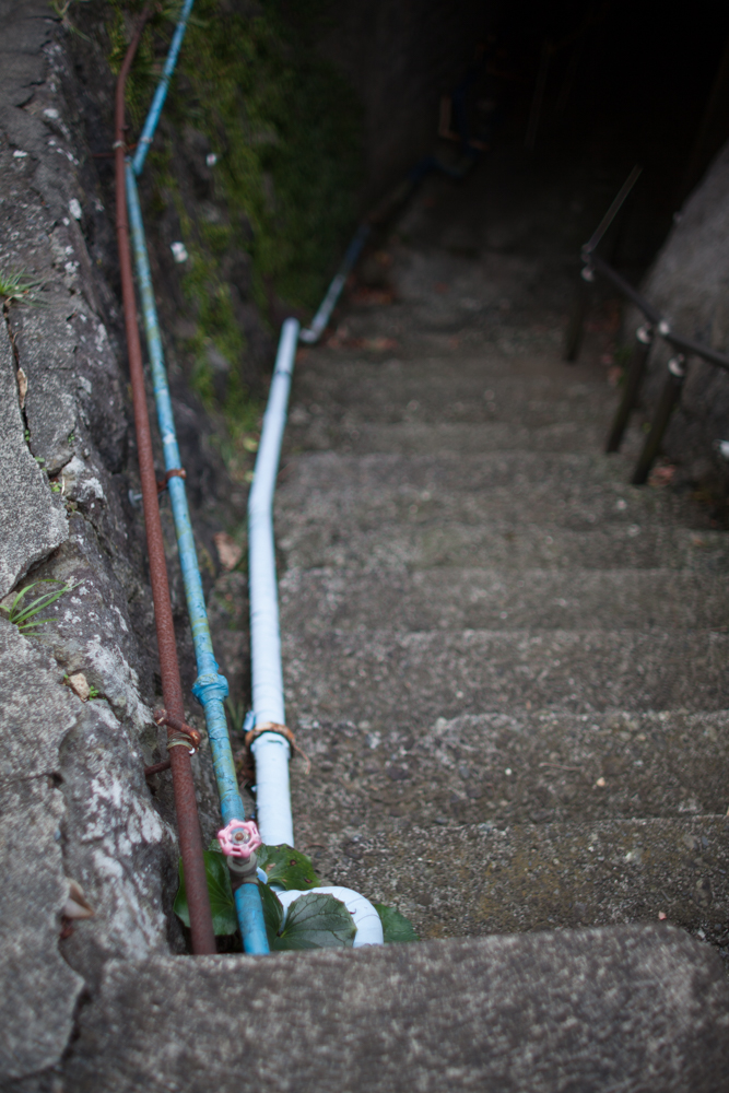 α7II + Kistar 35mm F1.4　絞り優先AE　F1.4　1/1000秒　ISO100　AWB　RAW　配管のハンドルにピントを合わせた。開放だと四隅の解像力が若干甘くなる。その点を見越して、ピントを合わせる被写体をやや内側に配置した。使いこなしを要する分、使うほどに愛着がわく。