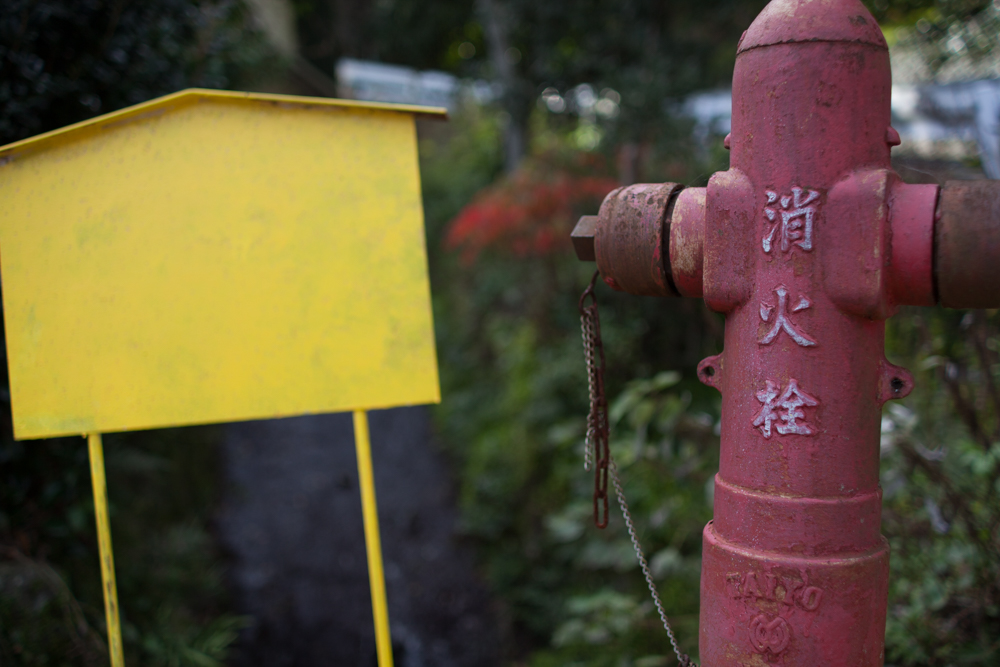 α7II + Kistar 35mm F1.4　絞り優先AE　F2　1/1250秒　-0.67EV　ISO100　AWB　RAW　道端の消火栓に開放寄りでピントを合わせた。ありきたりな被写体も、背景をボカすことで雰囲気のある光景に様変わりする。色合いも華美になることなく、自然な色調で好感が持てる。