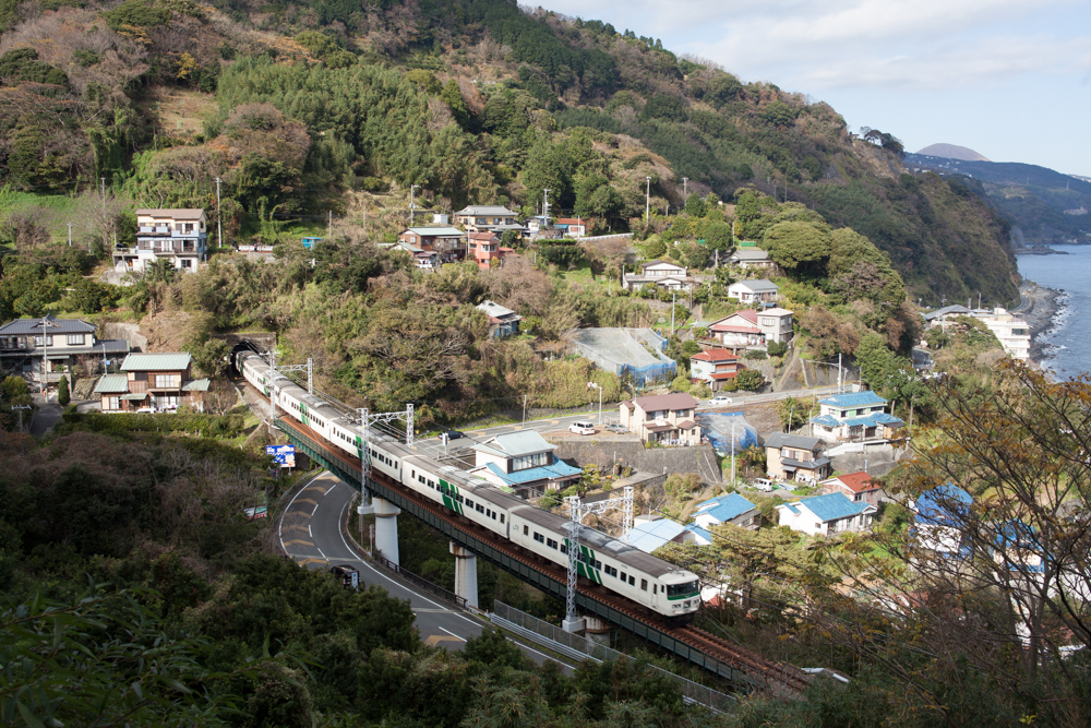 α7II + Kistar 35mm F1.4　絞り優先AE　F8　1/125秒　-0.67EV　ISO100　AWB　RAW　鉄道と国道が交差するポイントを俯瞰撮影した。F8まで絞って周辺部までしっかりと解像させる。いわゆるカリカリシャープではなく、自然なシャープネスがこのレンズの特長だ。